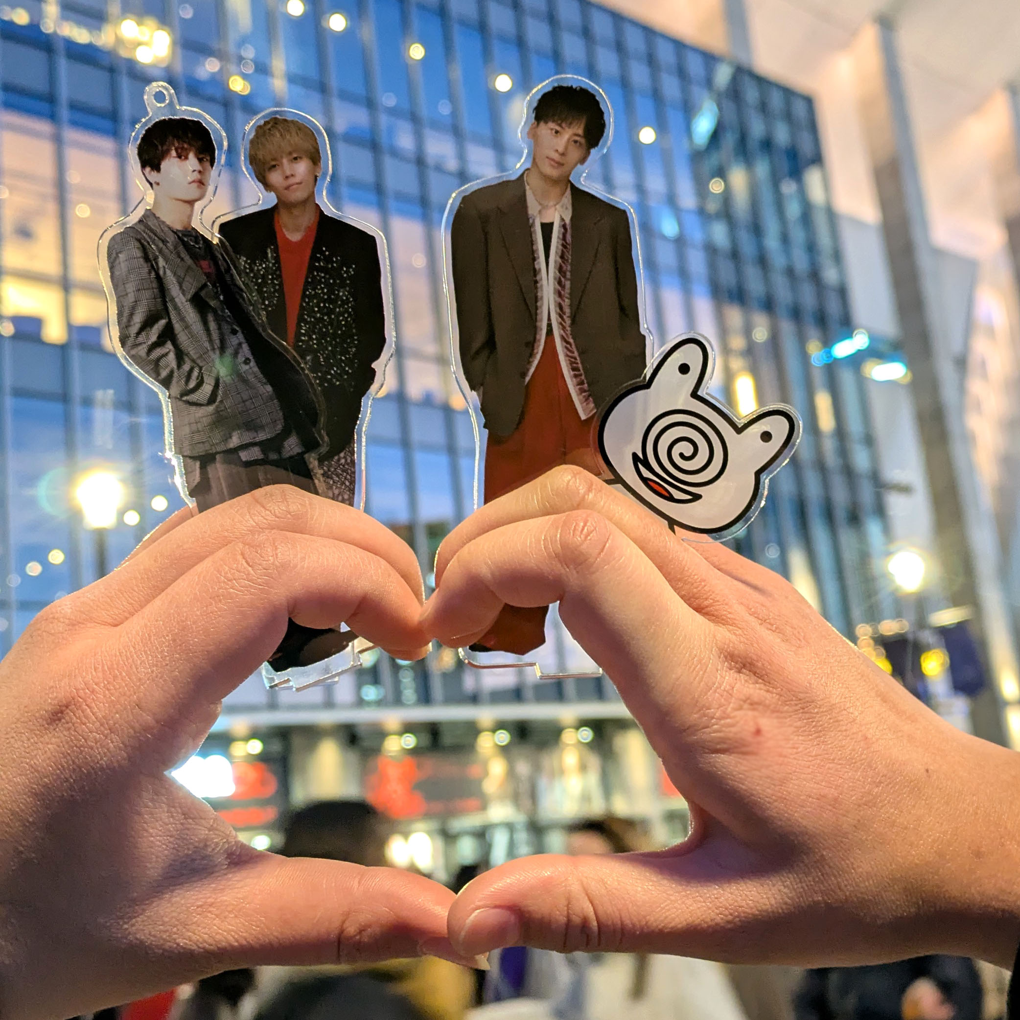 二人でアクリルスタンドを持って手でハートを作っている写真