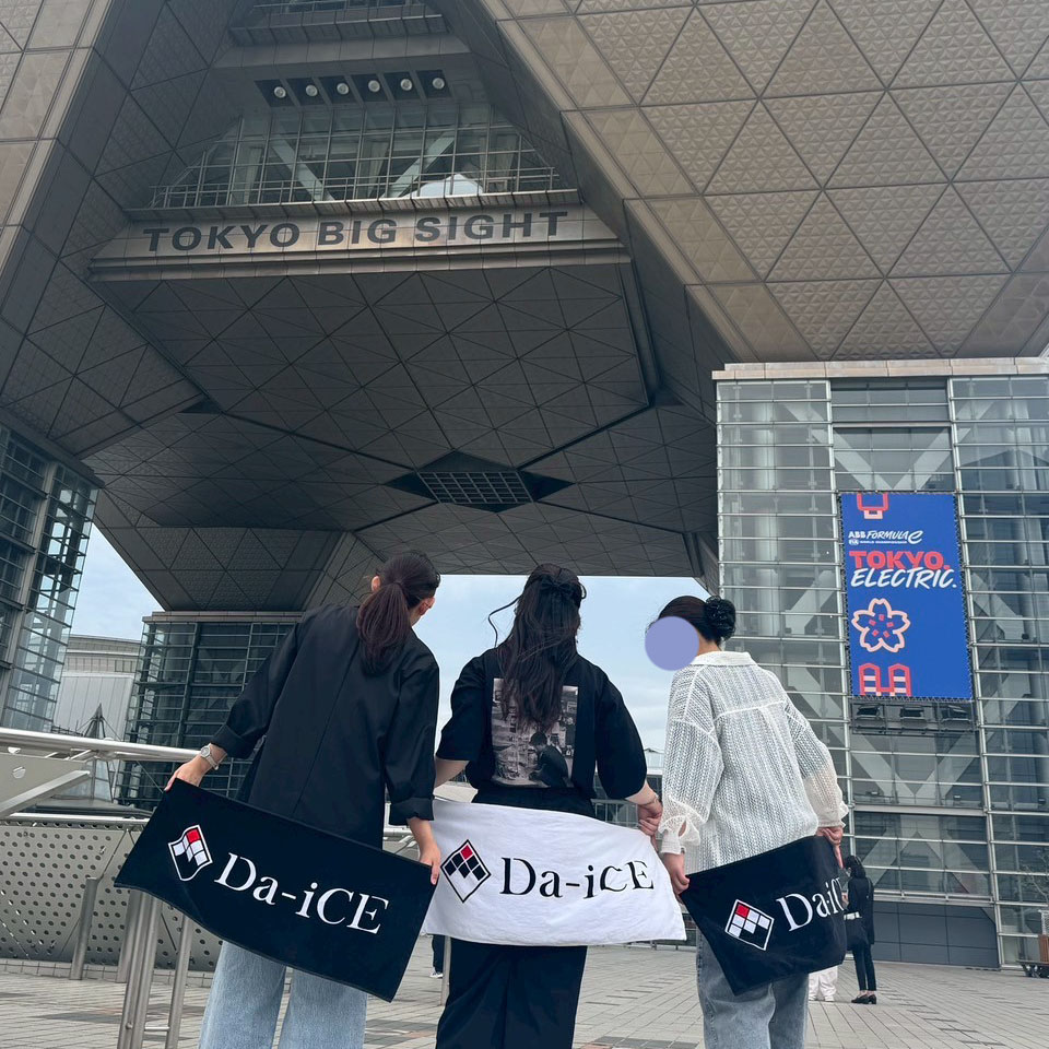 東京ビッグサイトの前で三人並んでタオルを持った写真
