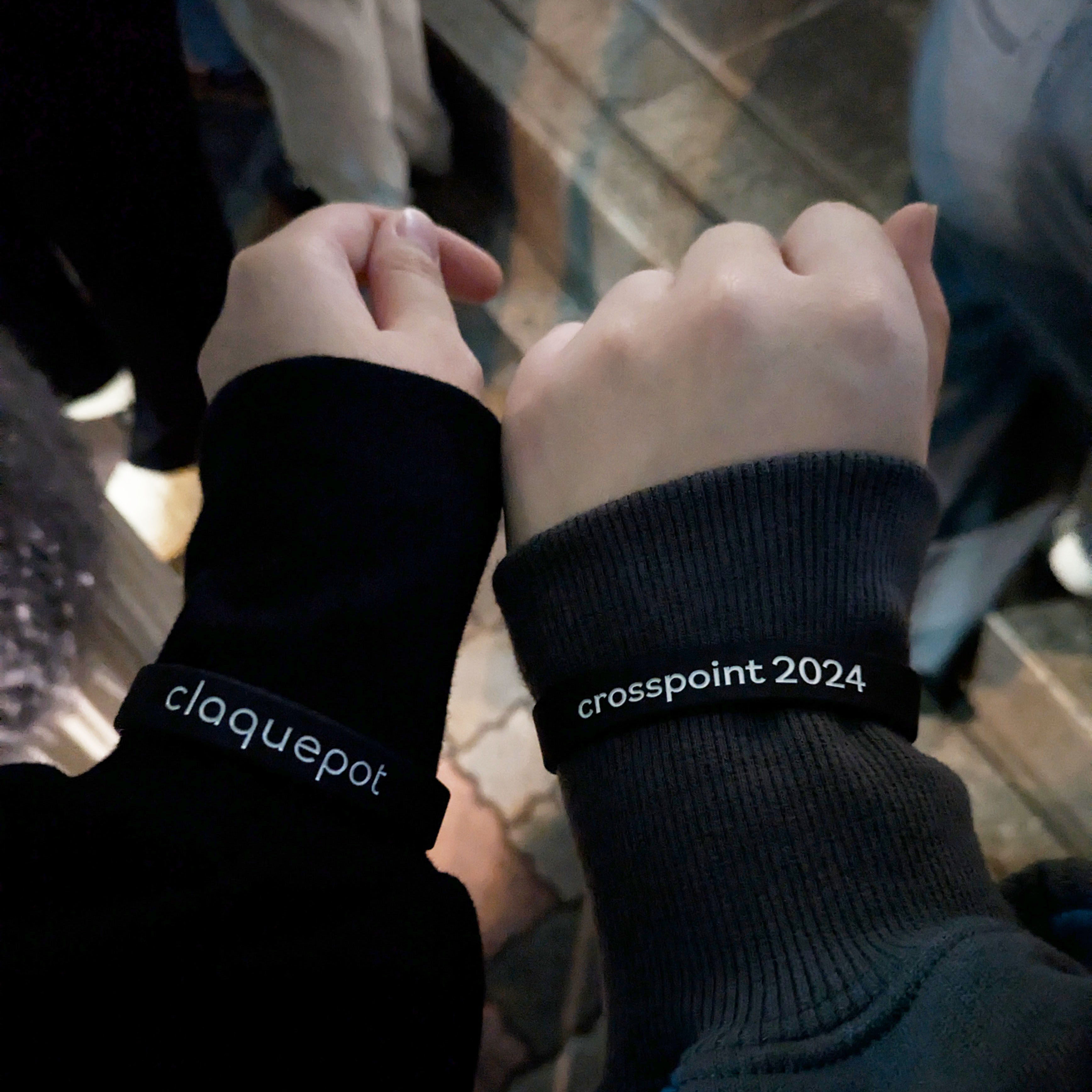 二人並んでグッズのラバーバンドをつけている写真