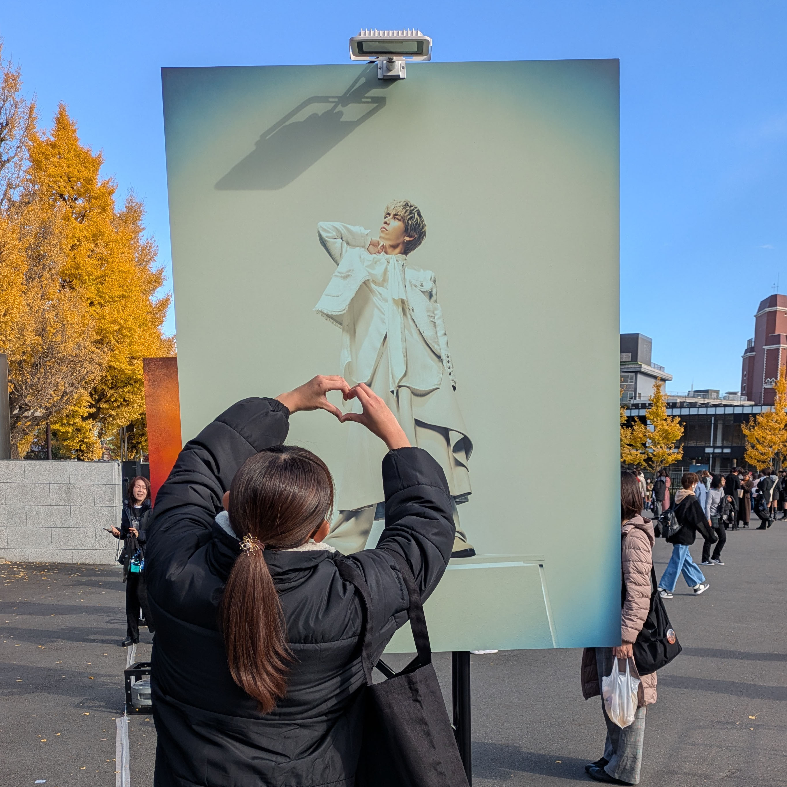 岩岡徹さんのパネルに向かってポーズをしている写真